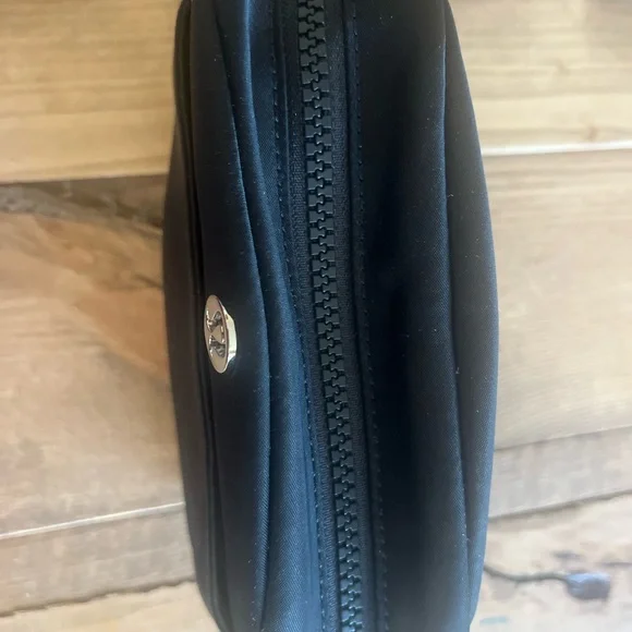 lululemon athletica Black 2L city essential pouch - Picture 4 of 6